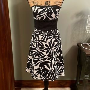 White House Black Market strapless dress size 4. NWT.